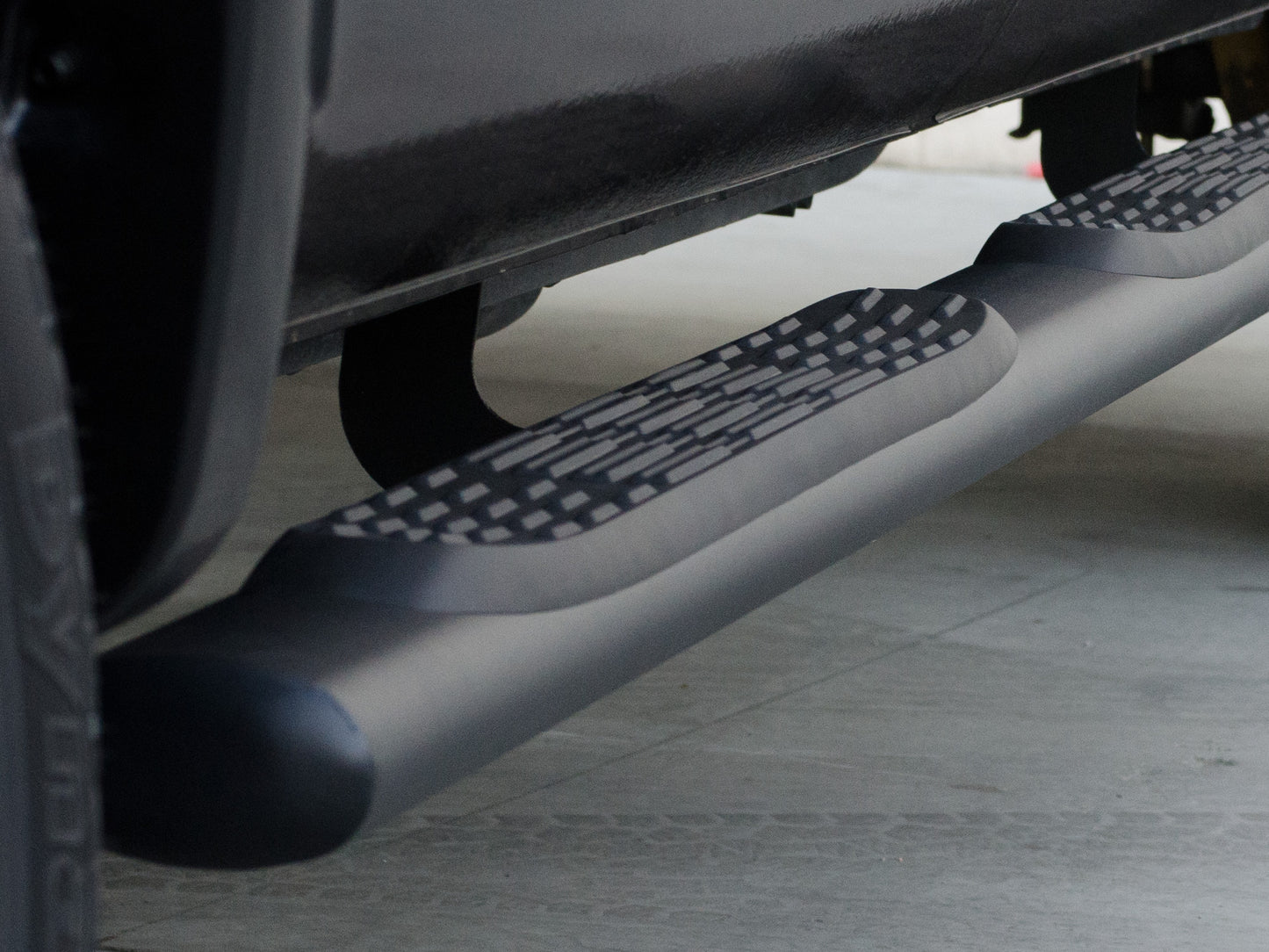 Armordillo 2000-2005 Ford Excursion 5" Oval Step Bar - Matte Black - Armordillo USA by I3 Enterprise Inc. 